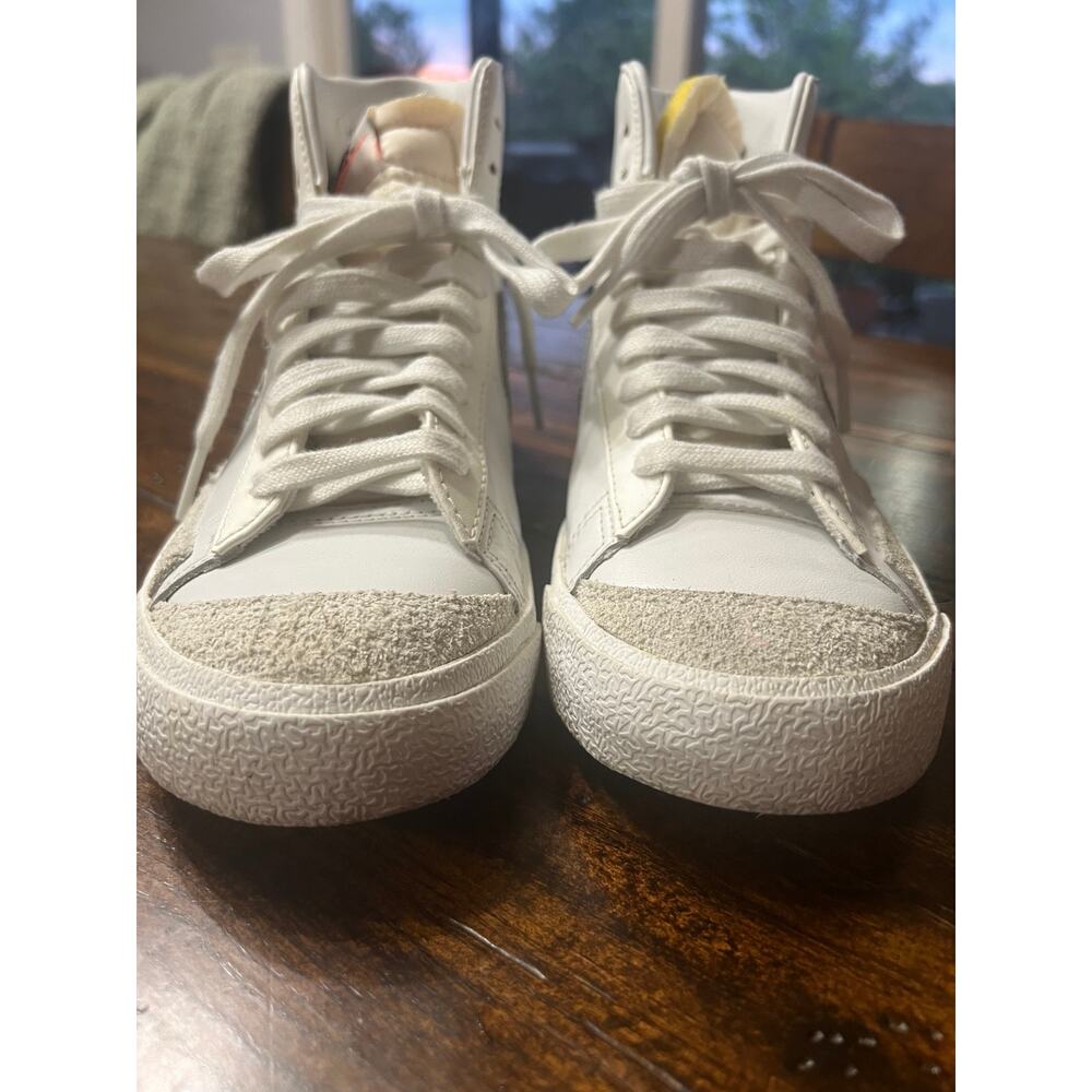 Nike Blazer Mid Women’s 7 White Metallic Swoosh High Top Sneakers CZ1055-112